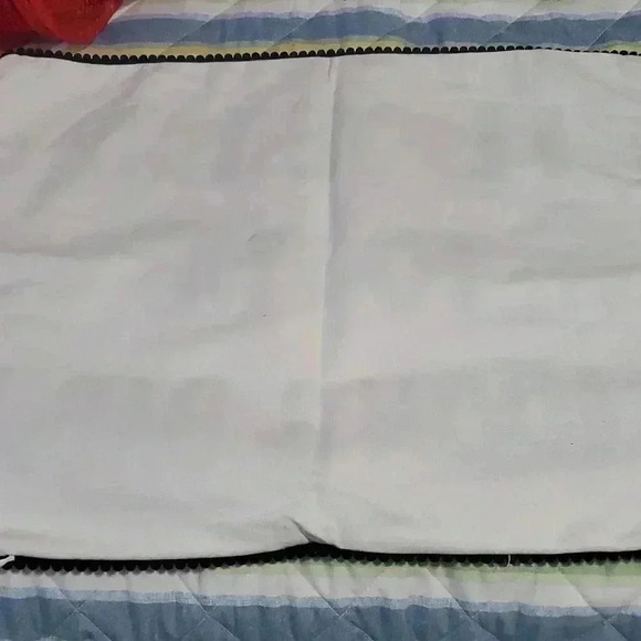 2 pillow covers (not the same) - Picture 6 of 8